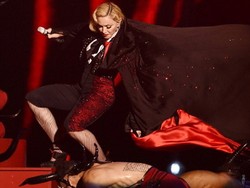 Insiden Madonna Jatuh di Brit Awards Jadi Meme-meme Kocak