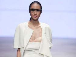 Ups! Baju Model Melorot Saat Show Ardistia New York di IFW