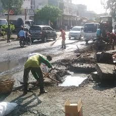 Pemkot Bongkar Saluran Air dan Panen Lumpur Selokan