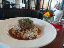 Menyantap Masakan Prancis dengan Suasana Menara Eiffel di Branche Restaurant