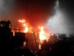 Pabrik Vulkanisir Ban Terbakar di Medan