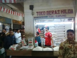 Jokowi Blusukan ke Pasar Pagi Rawamangun, Cek Stok Beras