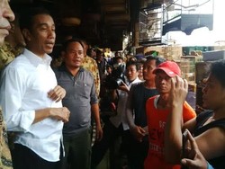 Jokowi Menyusuri Pasar Burung Pramuka, Masuk ke Lorong yang Banyak Kotoran