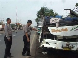 Bus Tabrak Median Jalan di Subang, Sopir Kabur dan 15 Penumpang Terluka
