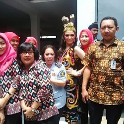 Napi Cantik Asal Ukraina ini Piawai Menari Dayak di Depan Ahok