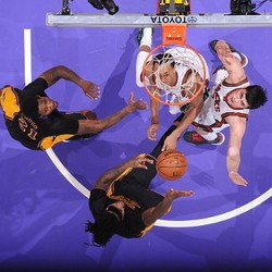 Lakers Bukukan Tiga Kemenangan Beruntun, Spurs Taklukkan Kings