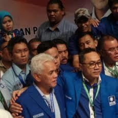 Menang Jadi Ketum PAN, Zulkfili Hasan Peluk Hatta Rajasa