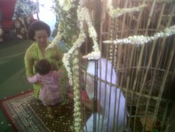 Tradisi Tedhak Siten dan Ketika Cucu Sultan Memilih Buku dan Stetoskop