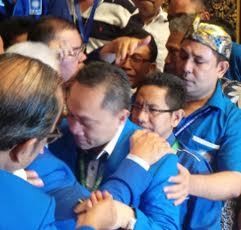 Air Mata Zulkifli Hasan Saat Berpelukan dengan Hatta