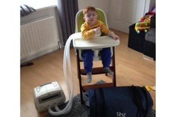 Seorang Balita Hidup dengan Rompi Untuk dapat Bernapas