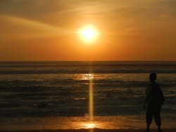Mengejar Cantiknya Sunset di Pantai Kuta