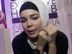 Ada Ring di Hidung dan Garis Hitam di Bibir Dewi Sandra