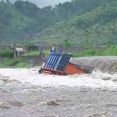 Truk Muat Kayu Terjebak di Lahar Hujan Semeru