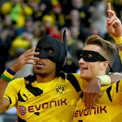 Ketika Batman dan Robin Bersenang-senang di Revierderby