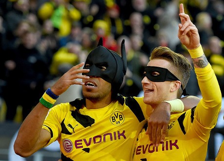 Ketika Batman dan Robin Bersenang-senang di Revierderby