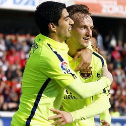 Bekuk Granada 3-1, Barcelona Dekati Madrid