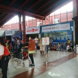 Loket Tiket Ditutup, Calon Penumpang Bisa Beli Tiket Lewat Online di Bandara