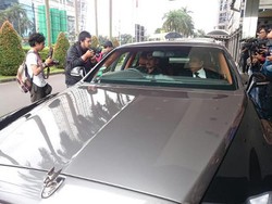 Wuzz! Syahrini dan Hotman Paris ke Mabes Polri Naik Bentley