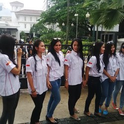 Wanita-wanita Berlipstik Ini Demo Tolak Hak Angket DPRD di Balai Kota