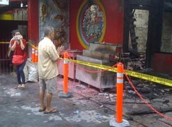 Ratusan Jemaah Datang dan Berdoa di Vihara Dharma Bhakti yang Terbakar