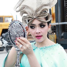 Kasus Samad, Hotman Paris Pastikan Syahrini Datang ke Bareskrim Pagi ini