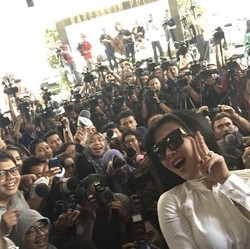 Gaya Selfie Manja Syahrini Setelah Diperiksa Polisi
