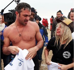 Foto: Tawa Bahagia Lady Gaga Saat Basah-basahan Bareng Tunangannya