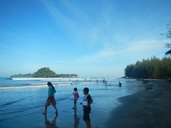 Pantai Air Manis & Legenda Malin Kundang