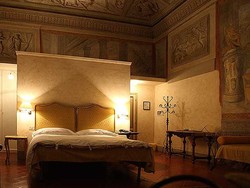 Hantu Benito Mussolini Konon Bergentayangan di Hotel Ini