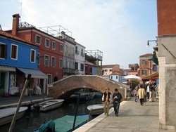 Tak Cuma Kanal, Venesia Juga Punya Rumah Warna-warni Nan Cantik