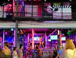 Mengintip Suasana Bar Striptease di Phuket, Thailand