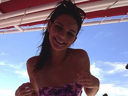 Kendall Jenner Seksi Berbikini di Kapal Pesiar