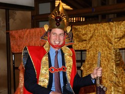 Berkunjung ke Jepang, Begini Gaya Pangeran William Jadi Samurai