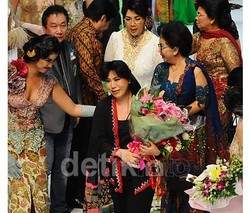 Anne Avantie Desain Kebaya dengan Bahan Kain Bekas Kebakaran Pasar Klewer
