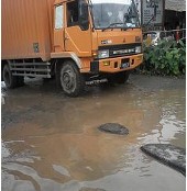 Kondisi Jalan Daerah Ciseeng Bogor Memprihatinkan