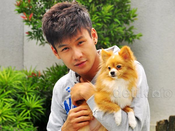 Fendy Chow dan Anjing Pomerania Kesayangannya