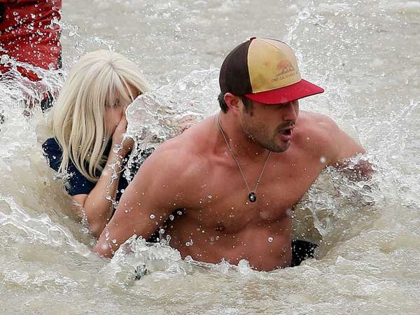 Byurrr... Lady Gaga Basah-basahan Bareng Pacar