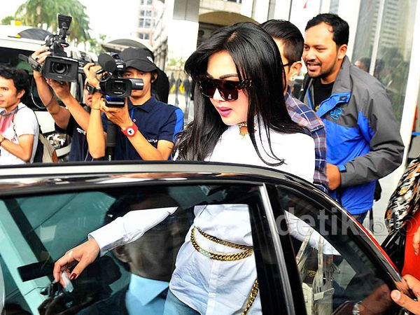 Syahrini Tetap Cetar Diperiksa Mabes Polri