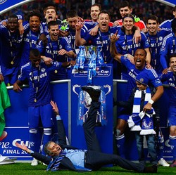 Mourinho Telepon Istri Dulu, Baru Rayakan Kemenangan dengan Pemain