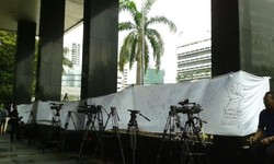 Kain Putih Berisi Tanda Tangan Ratusan Pegawai KPK Dipajang di Gedung KPK