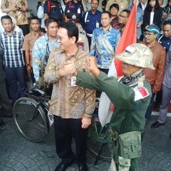 Pria Tua Ini Bersepeda Ontel dari Bekasi ke Balai Kota Demi Dukung Ahok