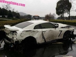 Ngebut di Jalanan Basah, Nissan GT-R Ini Hancur Berantakan