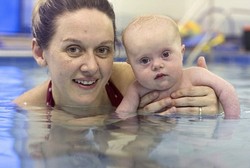 Kuatkan Fisik Jelang Operasi, William Diajari Renang Sejak Usia 7 Minggu