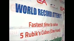 Dengan Satu Tangan, Pemuda India Pecahkan Rekor Dunia Rubik