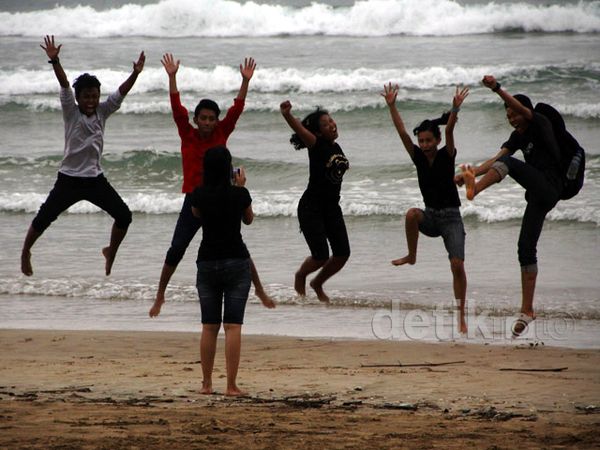 Mereka yang Bergaya di Pantai Pulau Merah