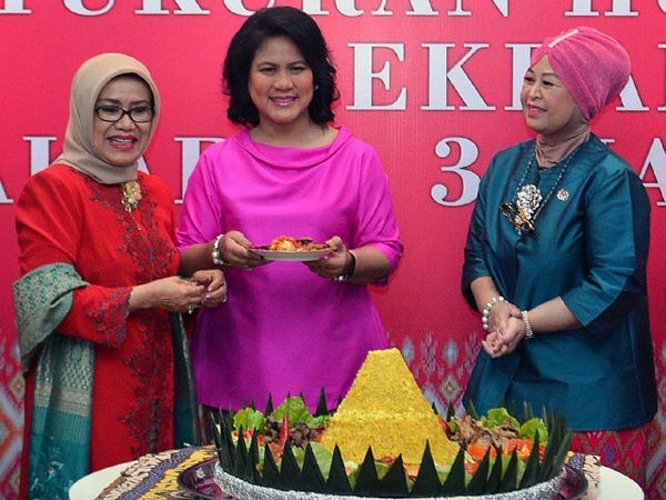 Iriana Hadiri Ultah Dewan Kerajinan Nasional