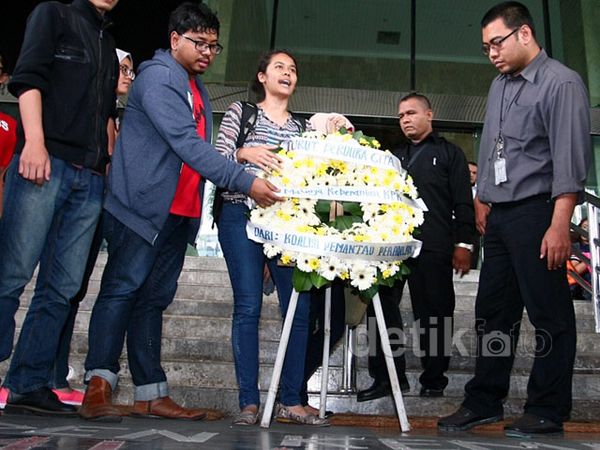 Karangan Bunga Duka Cita atas Matinya Keberanian KPK