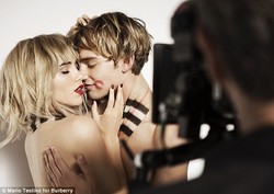 Topless, Suki Waterhouse Pose Mesra dengan Musisi Inggris di Iklan Burberry
