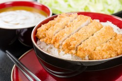 Nyam! Hangat Renyah, Chicken Katsu Plus Nasi untuk Santap Malam Ini