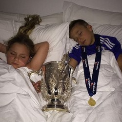 Tak Ada Pesta, Terry Jadikan Trofi Piala Liga Teman Tidur Anaknya